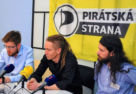 Předseda Pirátů Bartoš komentoval rezignaci Murína. Richterová: Sick days jsou cestou ke snížení nákladů ve zdravotnictví