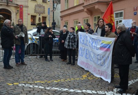Před velvyslanectvím USA v Praze se uskutečnila demonstrace „Ruce pryč od Venezuely!“