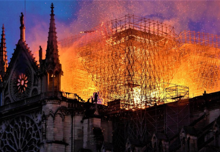Požár katedrály, cui bono? aneb Za požár v Notre Dame může Putin, Čína, Žluté vesty, Okamura, LePen a Macron, tedy kromě jiných....