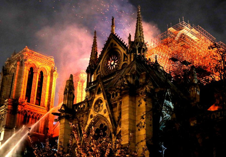 S Notre-Dame hoří i další osud Evropy a jejích obyvatel