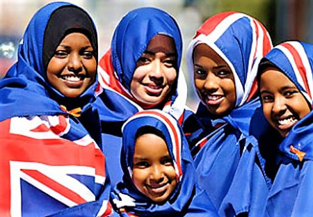 Velká Británie: Radikální muslimové jsou vítáni, pronásledovaní křesťané vítáni nejsou