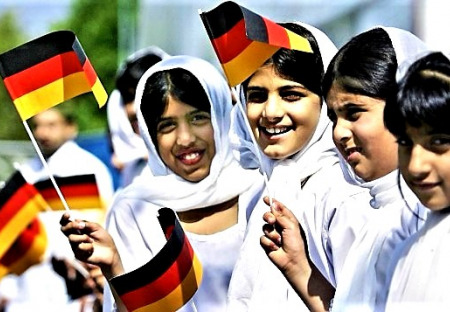 Německo dováží stovky imigrantu z Afriky! A neziskové organizace se k tomu ještě hrdě veřejně hlásí