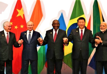 Boj o moc: Čína a Rusko chtějí nahradit americký dolar měnou BRICS