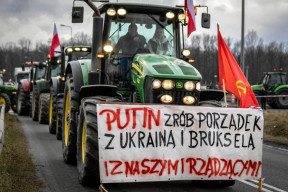 putin-vyresi-ukrajinu-brusel-i-nasi-vladu-polak-s-vlajkou-sssr-na-masovem-protiukrajinskem-protestu