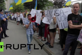 americki-vojaci-zmiznite-z-ukrajiny-hanba-usa-usa-je-vojna-kricali-demonstranti-v-kyjeve-pred-americkou-ambasadou