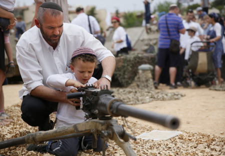 Izraelská politika "zbraně všude." Zbraně i domobrany.