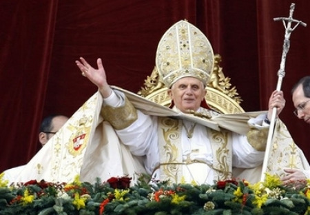 Papež Benedikt rezignoval, aby se vyhnul zatčení. Co se děje ve Vatikánu?