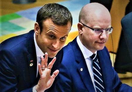 Prezident Macron, premiér Sobotka, zase pocit studu