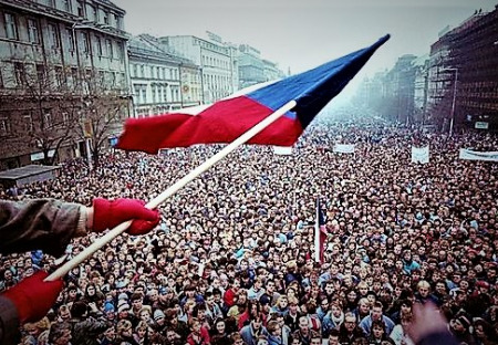 Tolik vyrobených hrdinů se zmalovaným zadkem neměla ani Kuba v zátoce Sviní.  28 let po majetkovém puči je stále živena fikce o všelidové revoluci.