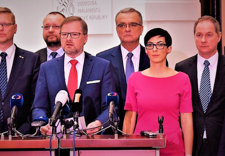 Strany Demokratického bloku dnes svým hlasováním snížily pravděpodobnost vydání Babiše a Faltýnka