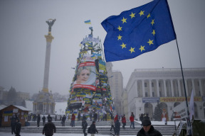 vyrazne-jiny-pohled-na-ukrajinu-nez-vam-hlasi-miroslav-karas-v-praze-ho-predstavil-exdiplomat-basta-i-hoste-primo-z-mista