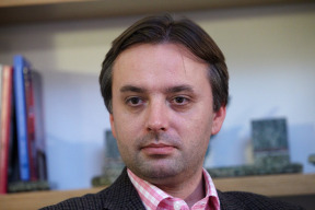 biskou-oznaceny-lhar-novinar-ondrej-kundra-z-respektu-kaze-a-prednasi-o-dezinformacich