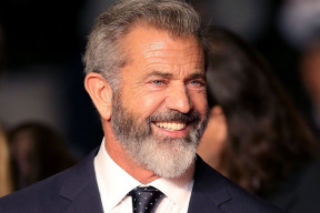 mel-gibson-hollywoodske-elity-zabijeji-nevinne-deti-a-piji-jejich-krev