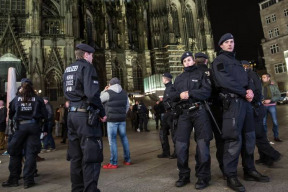 klidny-silvestr-ve-francii-horelo-tisic-aut-v-koline-nad-rynem-opet-dochazelo-k-sexualnim-utokum-v-drazdanech-napadla-a-pobodala-skupina-arabu-mistni-mladez