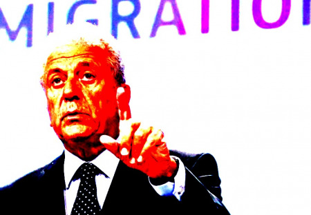 Proč by komisař EU pro migraci měl odstoupit