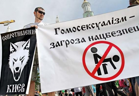 V centru Kyjeva probíhají manifestace proti gay-diktatuře