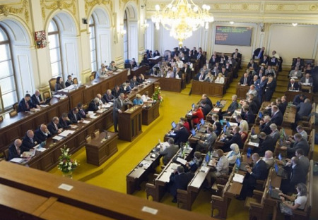 Političtí supermani přijdou o většinu přivýdělku. Piráti získali širokou podporu pro omezení kumulace odměn