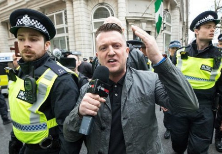 Tommy Robinson se nemusí bát ani justice, ani muslimských spoluvězňů. Toto ještě před jeho propuštěním napsal britský velvyslanec