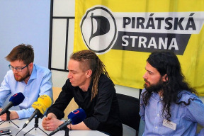 pirati-chteji-zabranit-razantnimu-zvyseni-platu-politiku