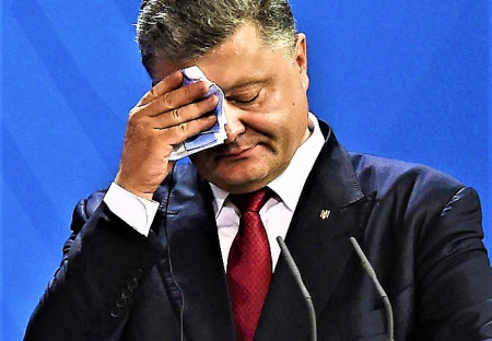 Banderovský pozdrav v ukrajinskej armáde