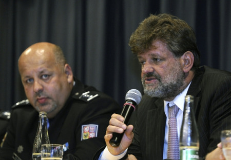 Kdo má prospěch z odvolání policejního prezidenta Lessyho?