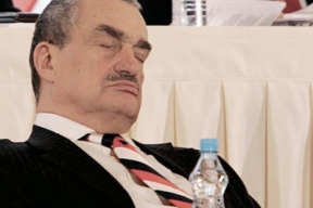 politolog-knize-je-senilni-ale-nikdo-si-to-netroufne-napsat