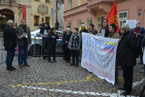 pred-velvyslanectvim-usa-v-praze-se-uskutecnila-demonstrace-ruce-pryc-od-venezuely
