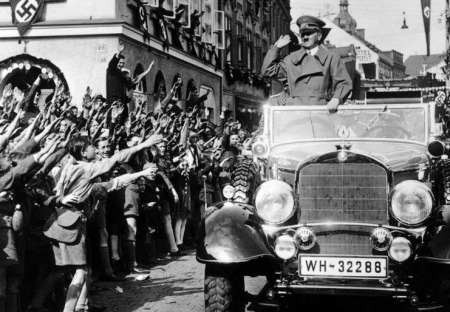 Připomínka 80. výročí nacistické okupace se prolínala s oslavami 20. výročí vstupu ČR do NATO