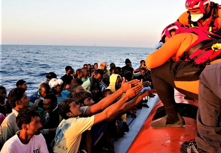 Za jednu loď migrantov zarobia 130-tisíc eur!