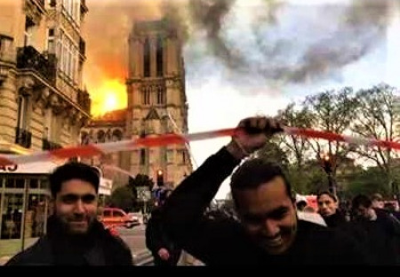 Muslimové oslavují požár v Notre Dame.