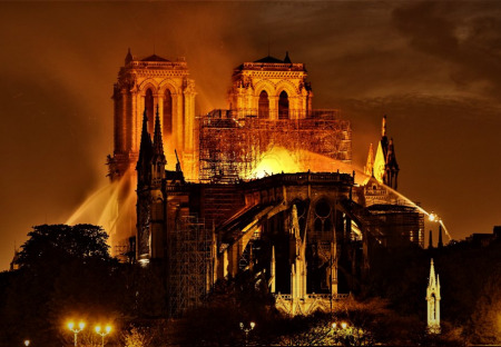 Notre-Dame de Paris, symbol kresťanstva vo Francúzsku, v plameňoch.