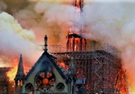 Rusku shořel Notre Dame. Coby předzvěst dalšího…