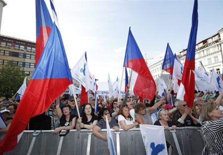 Ivan David : Za svobodnou Evropu bez imigrace a diktátu EU + Ortel (Václavské náměstí, 25.4.2019)