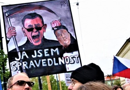 Proč nejsou pražskokavárenské demonstrace za svobodu a demokracii?