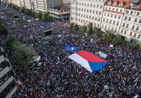 Génius Hamáček uprostřed milionů chvilek za miliony peněz