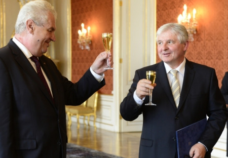ÚVAHY, GLOSY, KOMENTÁŘE