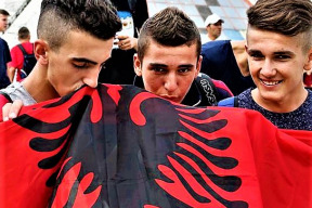 imigrantske-deti-si-hraji-na-popravy-bezvercu