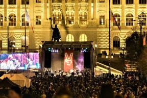 koncert-ct-17-11-sidlo-volal-po-skandovani-havla-a-zvoneni-klici-nora-fail-jak-stardance