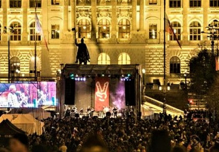 Koncert ČT 17/11: Šídlo volal po skandování Havla a zvonění klíči. Nora fail jak StarDance