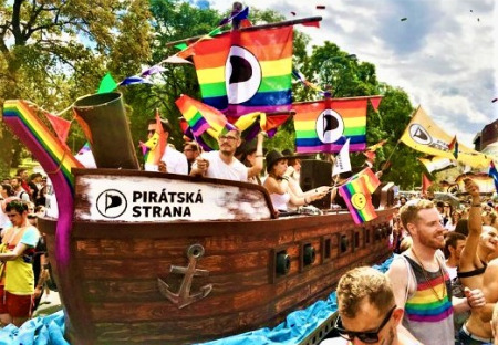 Piráti prosazují možnost volit v zahraničí ve volbách do Evropského parlamentu, s povinnou klauzulí nesouhlasí