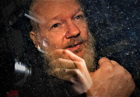 Ivan Bartoš se sešel s britským velvyslancem, žádá lékařskou péči pro Juliana Assange