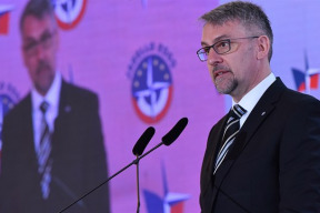 nevidet-neslyset-nemyslet-vykrucovat-se-usmivat-se-blabolit-kvalifikacni-predpoklady-pro-ministra-obrany