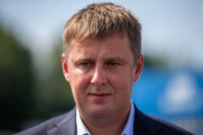 petricek-na-nejvyssi-miru-rozezlen-rusove-pred-ceskym-konzulatem-zapalili-dymovnici