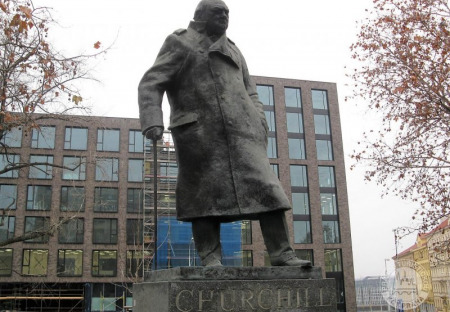 Socha osvoboditele stržena, masový vrah Churchill zůstává