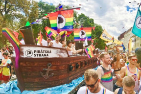 pirati-navrhuji-na-statni-vyznamenani-osobnosti-ktere-bojuji-s-pandemii