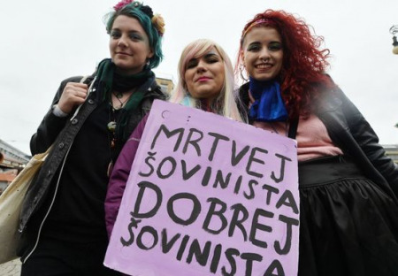 Dilema bílé feministky. Pokleknout před černochem, nebo brojit proti patriarchátu?