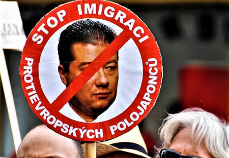 „Protirasistické protesty" v USA jsou založeny na rasismu proti bělochům.