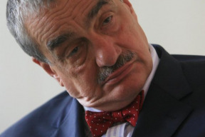 knize-se-klani-pred-vystrcilem-az-tak-hluboko-klesl