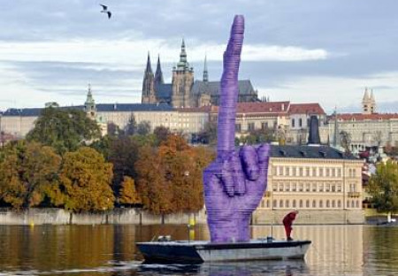 Miloš Zeman vstoupil razantně do hry: Bitva o moc mezi havlisty a standardní levicí v ČSSD však skrývá mnohem hlubší střet: Výmluvný dárek k pětadevadesátinám naší země.