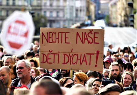 Demonstrace "chuligánů a podvratných živlů" proti opatřením vlády omezujícím lidská práva a svobodu...
